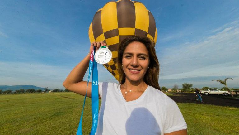 Adriana Jiménez posa con su plata tras un recorrido en globo