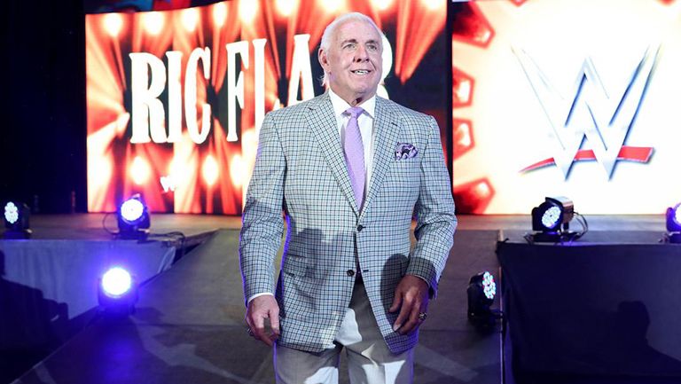 Ric Flair hace su entrada en un show de WWE