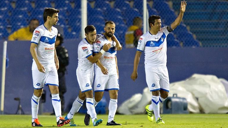 Jugadores de Celaya celebran un gol de Moreno en la Copa MX