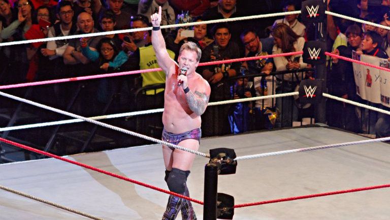 Chris Jericho habla en una esquina del ring de la WWE