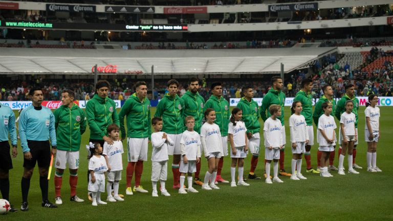 Los jugadores de la Selección Mexicana formados para cantar el himno