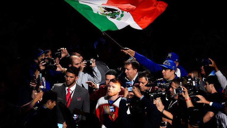 Álvarez previo a una pelea y con la bandera de México 