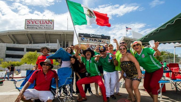 Aficionados mexicanos asisten a un juego del Tri en Estados Unidos