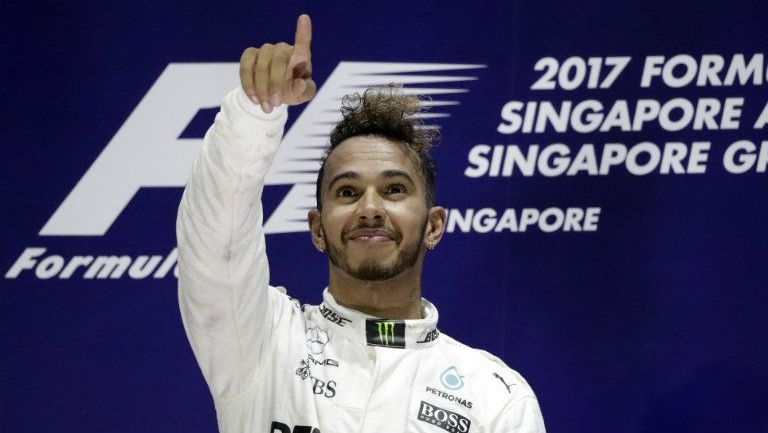 Hamilton celebra su victoria en Singapur  