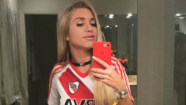Melisia posa muy sensual con la playera del River Plate