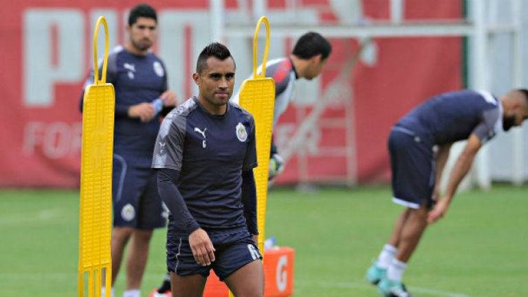 Aris Hernández, durante un entrenamiento con Chivas