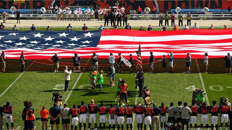 El lado de los Steelers luce vacío durante el himno de los Estados Unidos