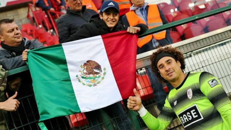 Ochoa posa con aficionado que porta la bandera de México