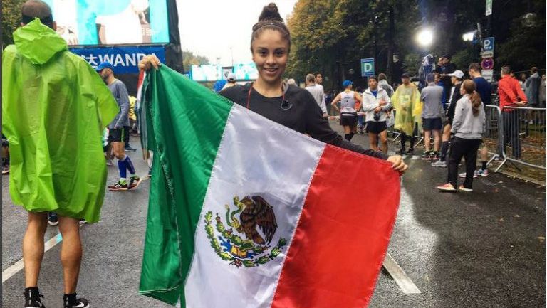 Paola Longoria posa con la bandera de México en Berlín