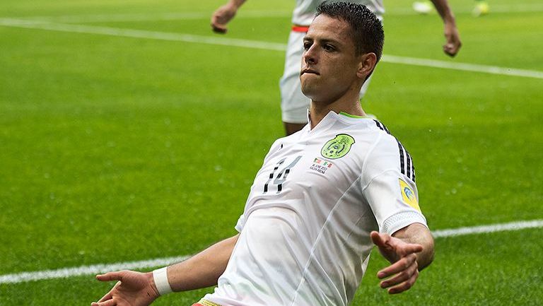 Chicharito festeja un gol con la Selección Mexicana