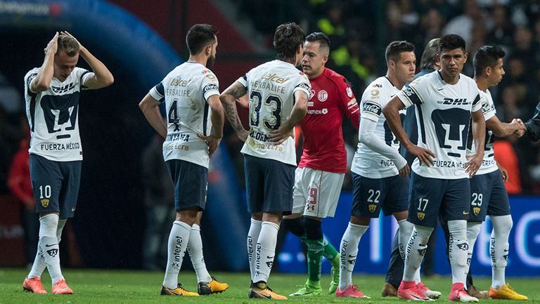 Los jugadores de Pumas tras la derrota contra Toluca