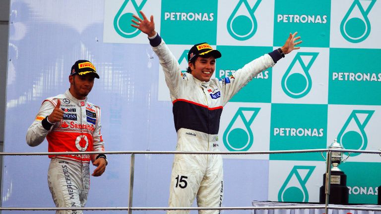 Checo Pérez subiendo al podio en el GP de Malasia