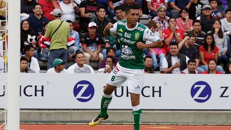 Elías Hernández festeja un gol con León 