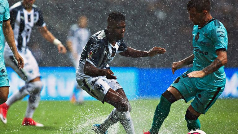 Avilés Hurtado pelea un balón en el encuentro frente a Santos que quedó suspendido por lluvia