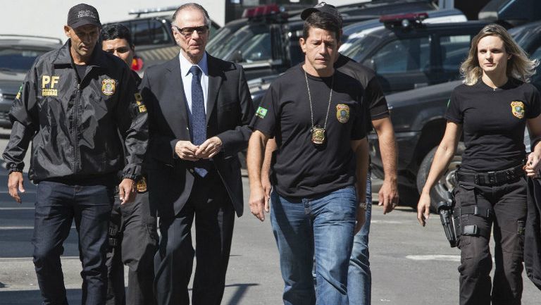 La policía escolta a Carlos Arthur Nuzman tras ser detenido