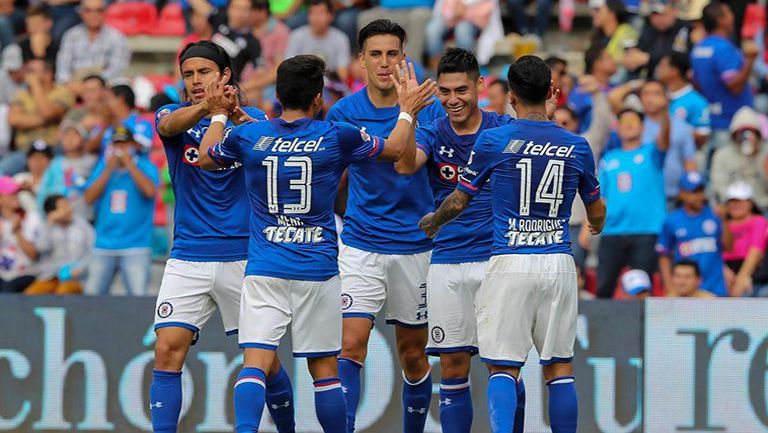 Los jugadores del Cruz Azul festejan un gol en contra de Pumas