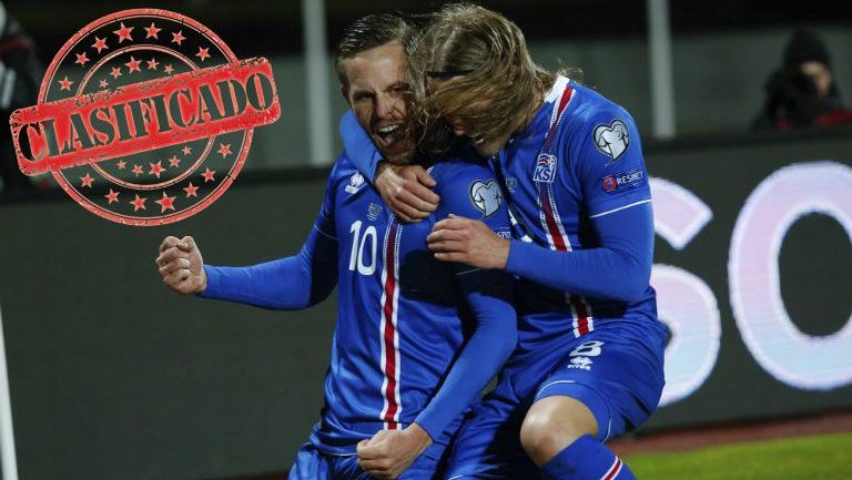 Sigurdsson celebra su gol contra Kosovo junto a Bjarnason 