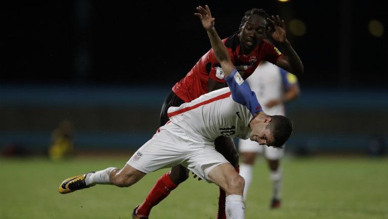 Christian Pulisic disputa un balón en el juego contra Trinidad y Tobago