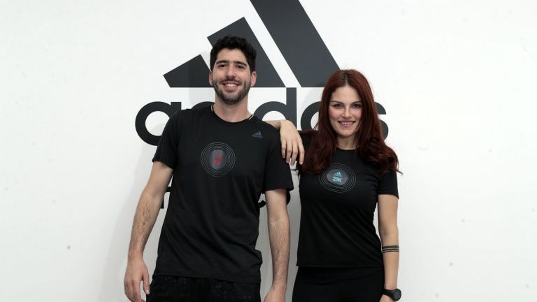 Rafael Ruiz y Delia García posan frente al logo de la marca Adidas