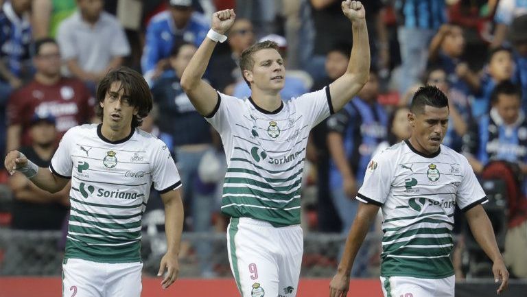 Julio César Furch festeja uno de sus dos goles contra Gallos Blancos