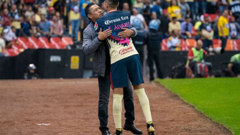 Edson Álvarez abrazando a su exdirector técnico Ignacio Ambriz
