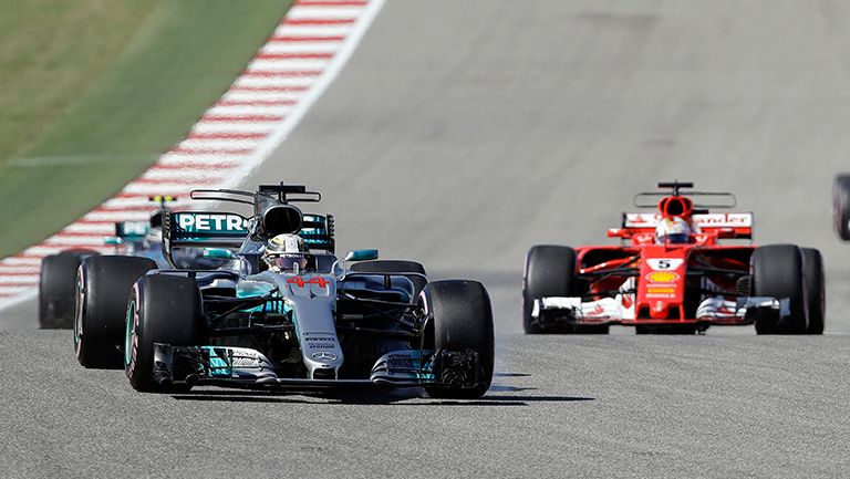 Hamilton lidera la carrera con Vettel al fondo