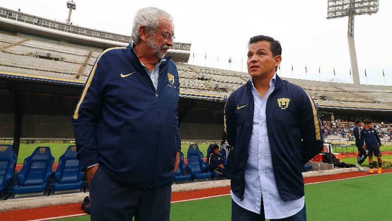 Enrique Graue charla con el el entrenador de Pumas Sub 20