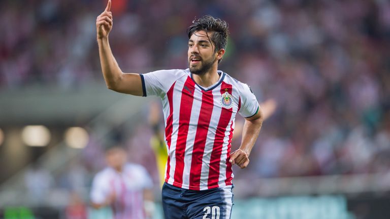 Pizarro festeja un gol con Chivas en el A2017