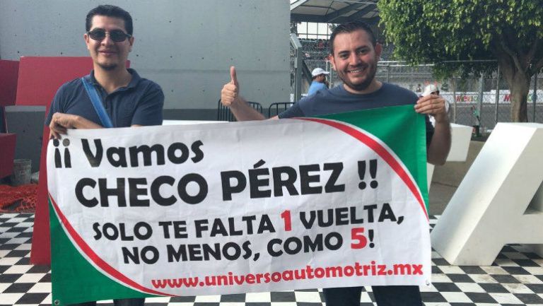 Fans de la F1 muestran un divertida manta para apoyar a Checo