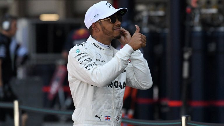 Hamilton saluda al terminar la sesión de Clasificación para el GP de México