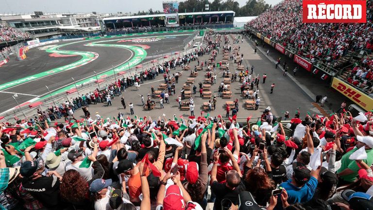 Aficionados muestran apoyo en el GP de México 