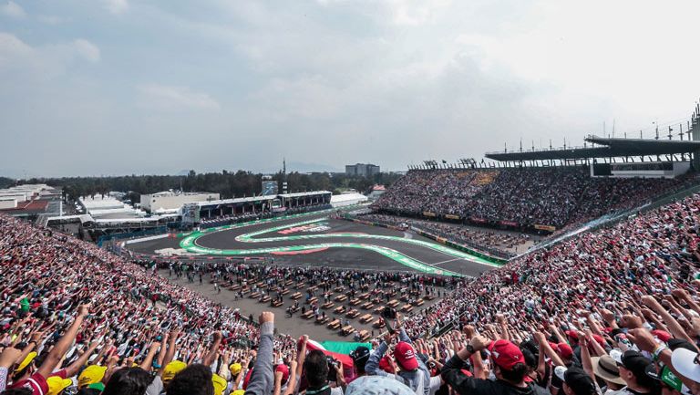 Afición en el GP de México con el puño arriba 