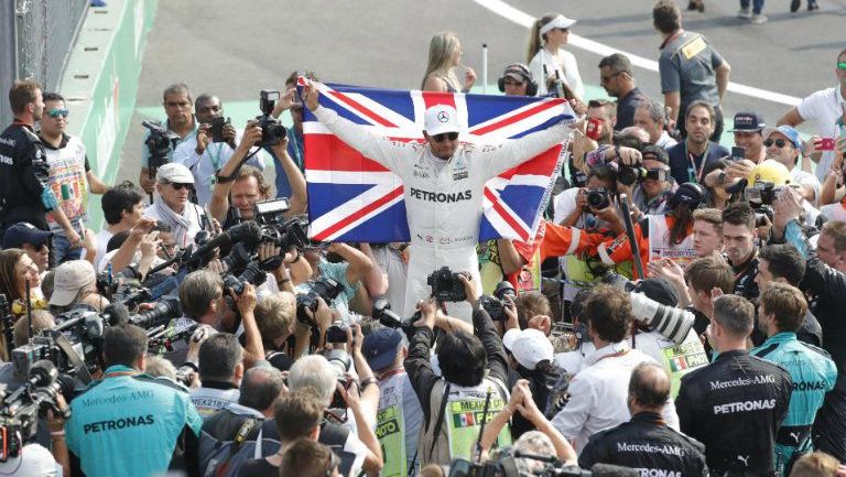 Hamilton sostiene la bandera británica tras consagrarse tetracampeón
