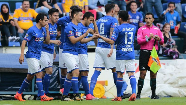 Cruz Azul celebra gol del Gato Silva 