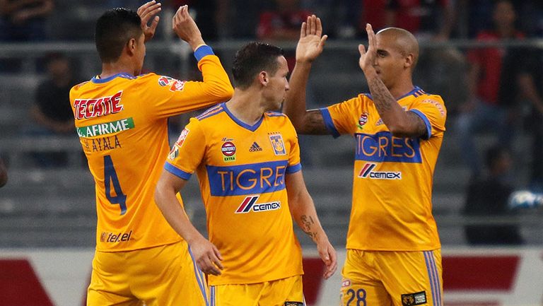 Jugadores de Tigres celebran gol contra Atlas