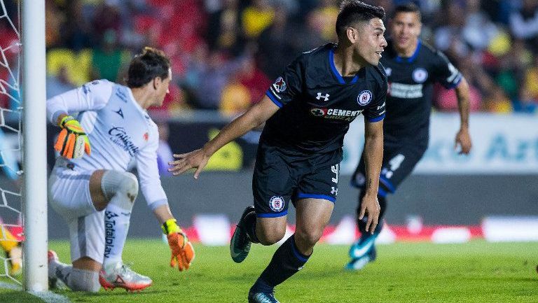 Felipe Mora festeja gol en el Estadio Morelos 