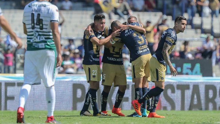 Jugadores de Pumas festejan un gol frente a Santos
