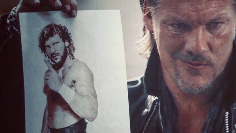 Chris Jericho sostiene una foto de Kenny Omega