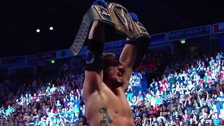 AJ Styles festeja con el título de la WWE