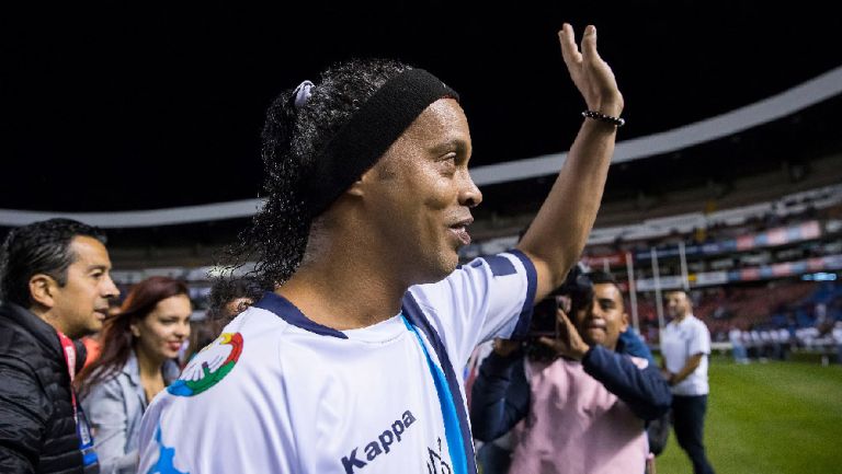Ronaldinho saluda a la afición en La Corregidora 
