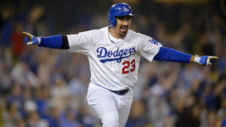 Adrián González hace un gesto de celebración en un partido con Dodgers