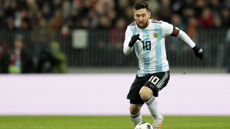 Messi controla el balón en un juego con Argentina