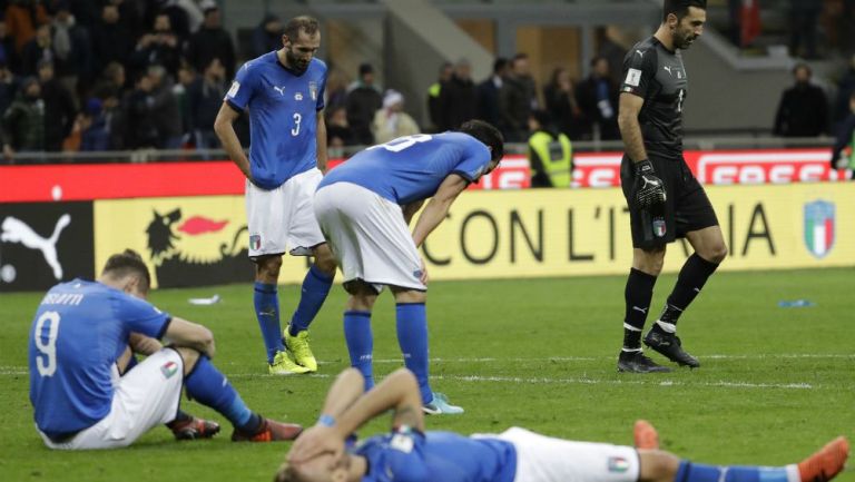 Jugadores de Italia, tras ser derrotados por la Selección de Suecia