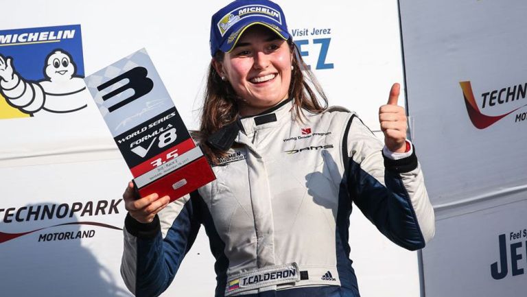 Tatiana Calderón celebra subirse al podio en el World Series Formula V8 3.5