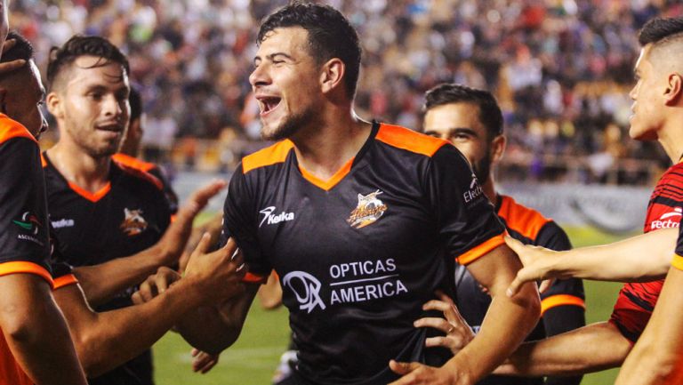 Luis Guillermo Madrigal festeja gol contra los Potros