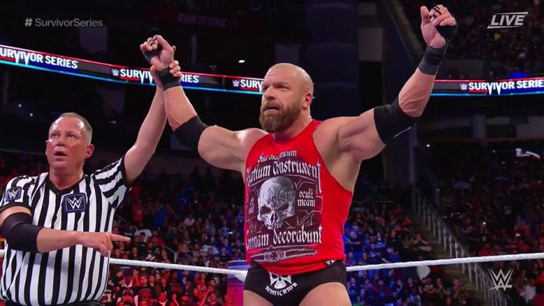 Triple H festeja el triunfo de RAW