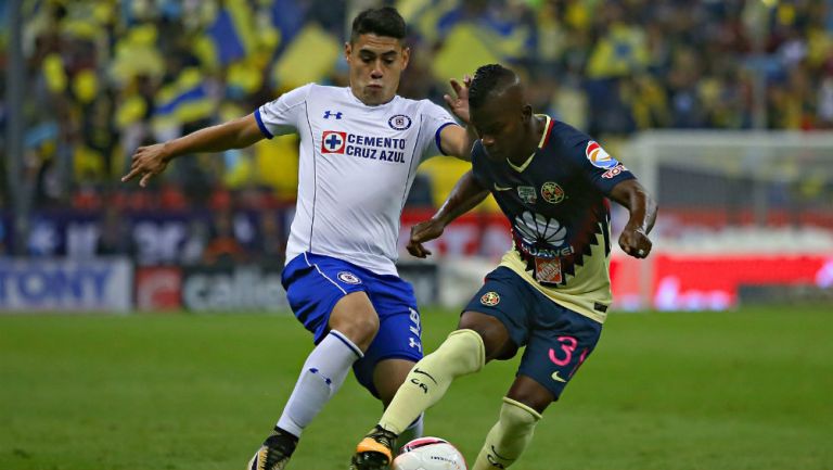 Quintero y Mora pelean por el balón en un duelo de Copa