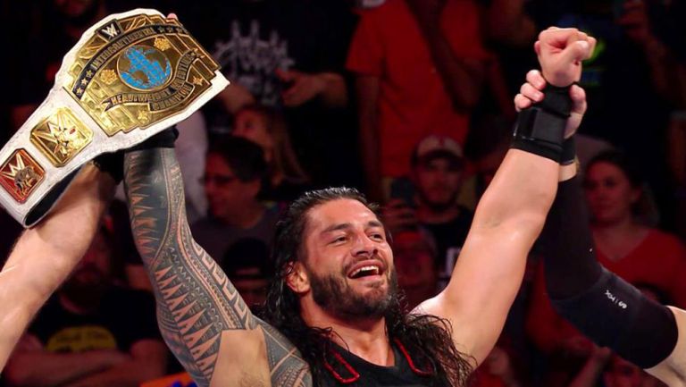 Roman Reigns festeja con el campeonato Intercontinental