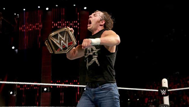 Dean Ambrose festeja con el título de WWE