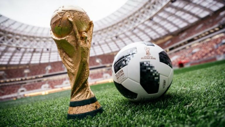 La Copa del Mundo junto al balón de Rusia 2018